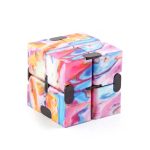 Cubo di Rubik artistico con design colorato e astratto, perfetto come decorazione scientifica e oggetto da collezione.