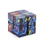 Cubo di Rubik artistico con superficie effetto marmo colorato, design astratto e vivace, perfetto come decorazione scientifica o oggetto da collezione.