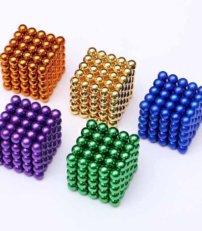 Set di palline di magneti colorati in forma di cubo, ideali come decorazioni scientifiche e oggetti da collezione, disponibili in vari colori vivaci.