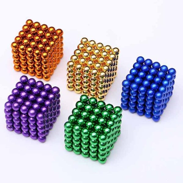 Set di palline di magneti colorati in forma di cubo, ideali come decorazioni scientifiche e oggetti da collezione, disponibili in vari colori vivaci.