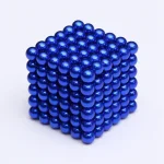 Cubo di magneti metallici blu, decorazione scientifica e oggetto da collezione, perfetto per appassionati di scienza e design innovativo.