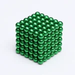 Cubo di palline di magneti verdi, oggetto decorativo scientifico, perfetto per esposizioni e decorazioni a tema scientifico.