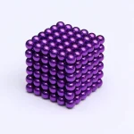 Cubo di palline di magnesio di colore viola, utilizzato per esperimenti scientifici e decorazioni a tema scientifico.