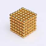 Modello scientifico in sfere d'oro, decorazione decorativa per appassionati di scienza e design.