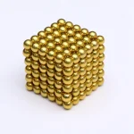 Oggetto scientifico decorativo in sfere d'oro, modello di cubo 3D con sfere metalliche lucide. Perfetto come decorazione scientifica o da collezione.