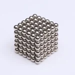 Modello 3D di palline di acciaio magnetiche impilate a formare un cubo, ideale come decorazione scientifica o oggetto da scrivania.
