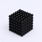 Sfera nera in configurazione cubica, rappresentante un modello scientifico o decorativo.