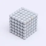 Modello di palline di plastica bianche che rappresentano un oggetto scientifico tridimensionale, ideale come decorazione o strumento didattico.