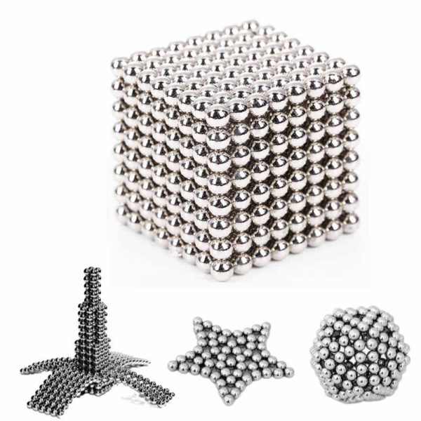 Piastra di sfere di acciaio inossidabile formata da magneti, decorativa e educativa, ideale per esposizioni scientifiche e decorazioni moderne.
