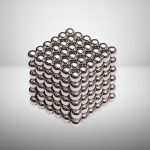 Sfera di magneti in acciaio inossidabile formata da molte piccole sfere lucide, utilizzata come decorazione scientifica o oggetto da scrivania.