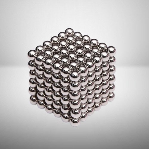 Sfera di magneti in acciaio inossidabile formata da molte piccole sfere lucide, utilizzata come decorazione scientifica o oggetto da scrivania.