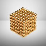 Modello 3D di una struttura a cubo composta da sfere di metallo dorato lucido, perfetta come decorazione scientifica o oggetto da collezione.