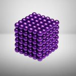 Modello 3D di una molecola composta da sfere di metallo viola disposte in forma di cubo, ideale come decorazione scientifica o oggetto da collezione.