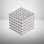 Modello di palline di metallo argentato disposte in forma di cubo 3D, oggetto decorativo scientifico, ideale per collezionisti e appassionati di oggetti di design ispirati alla scienza.