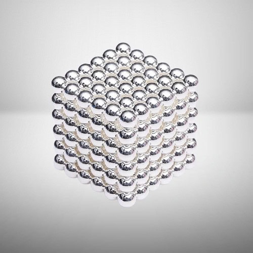 Modello di palline di metallo argentato disposte in forma di cubo 3D, oggetto decorativo scientifico, ideale per collezionisti e appassionati di oggetti di design ispirati alla scienza.