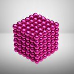 Cubo 3D composto da palline di metallo rosa, decorativo e scientifico, ideale per oggetti di design e decorazioni a tema scientifico.