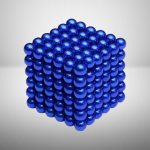Pallina di metallo blu in forma di cubo 3D, composta da molte piccole sfere lucide, decorativa e scientifica, ideale come oggetto di design o decorazione da scrivania.