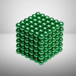 Palline di acciaio verde in un cubo 3D, riflettenti e lucide, create come oggetto decorativo scientifico. Perfette per decorazioni e collezioni di oggetti scientifici.