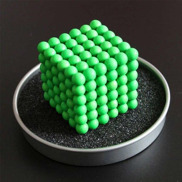 Modello 3D di un cubo composto da sfere verdi disposte in modo preciso, ideale come decorazione scientifica o oggetto da collezione.