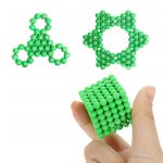 Modelli molecolari in sfere verdi, ideali per scopi educativi e decorativi, rappresentano strutture chimiche e molecolari in modo visivo e interattivo.