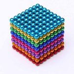 Cubo di magneti colorati in acciaio inossidabile, perfetto come decorazione scientifica o oggetto da scrivania, con sfondo bianco.