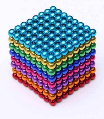 Cubo di magneti colorati in acciaio inossidabile, perfetto come decorazione scientifica o oggetto da scrivania, con sfondo bianco.