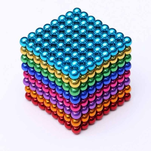 Cubo di magneti colorati in acciaio inossidabile, perfetto come decorazione scientifica o oggetto da scrivania, con sfondo bianco.
