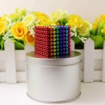 Cubo di palline magnetiche arcobaleno con colori vivaci, ideale come decorazione scientifica o oggetto da scrivania.