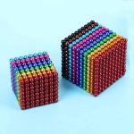 Set di palline magnetiche colorate in forma di cubo e rettangolo, ideali per decorazioni scientifiche e giochi educativi.