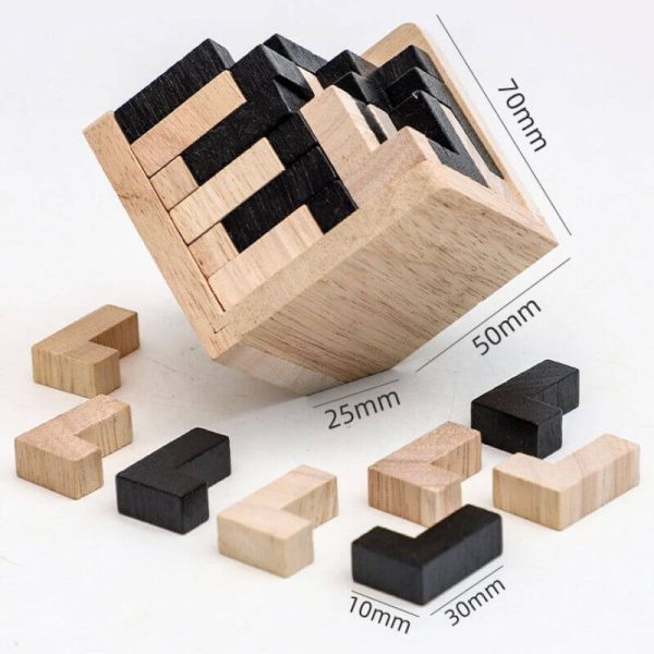 Puzzles di legno con pezzi di diverse forme e colori, ideali come decorazioni scientifiche o giochi educativi. Design minimalista e materiali naturali, perfetti per ambienti moderni e studi scientifici.