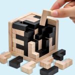 Puzzle di legno con pezzi neri e naturali, gioco di logica e creatività.