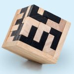 Puzzle in legno con motivi geometrici neri e naturali, decorazione scientifica.