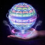 Sfera luminosa con motivi geometrici colorati, effetto futuristico e tecnologico.