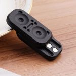Modello di attrezzatura scientifica in miniatura, con dettagli di componenti e design nero, posizionato su superficie di legno chiaro.
