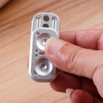 Altoparlante scientifico compatto in metallo con design innovativo.