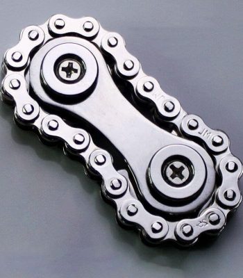Catenella di bicicletta in metallo lucido, dettagliata e resistente, perfetta come decorazione scientifica o oggetto da collezione. Ideale per appassionati di meccanica e design industriale.