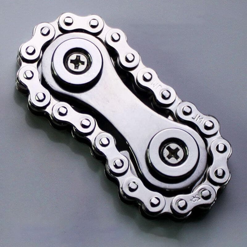 Catenella di bicicletta in metallo Catenella di bicicletta in metallo lucido, dettagliata e resistente, perfetta come decorazione scientifica o oggetto da collezione. Ideale per appassionati di meccanica e design industriale.