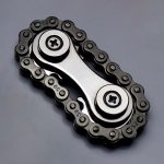 Cinghia di trasmissione con ingranaggi metallici, componente meccanico di precisione, utilizzata in apparecchiature scientifiche e tecniche. Design robusto e resistente, ideale per applicazioni di alt.