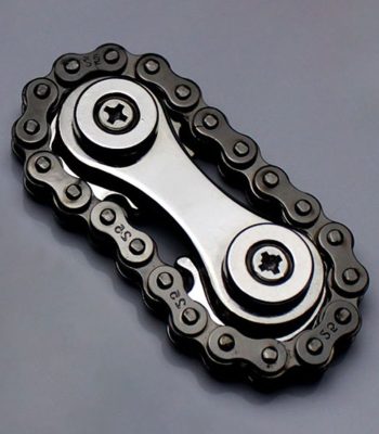 Cinghia di trasmissione con ingranaggi metallici, componente meccanico di precisione, utilizzata in apparecchiature scientifiche e tecniche. Design robusto e resistente, ideale per applicazioni di alt.