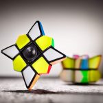 Puzzle di Rubik a forma di stella con colori vivaci, perfetto come oggetto decorativo scientifico e giocattolo educativo.