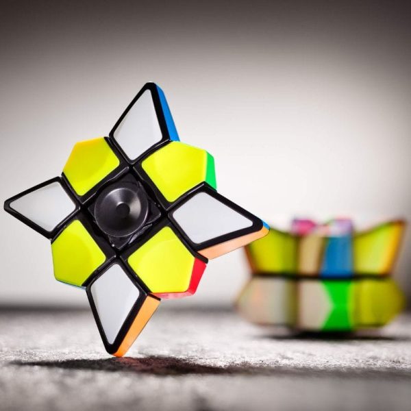 Puzzle di Rubik a forma di stella con colori vivaci, perfetto come oggetto decorativo scientifico e giocattolo educativo.