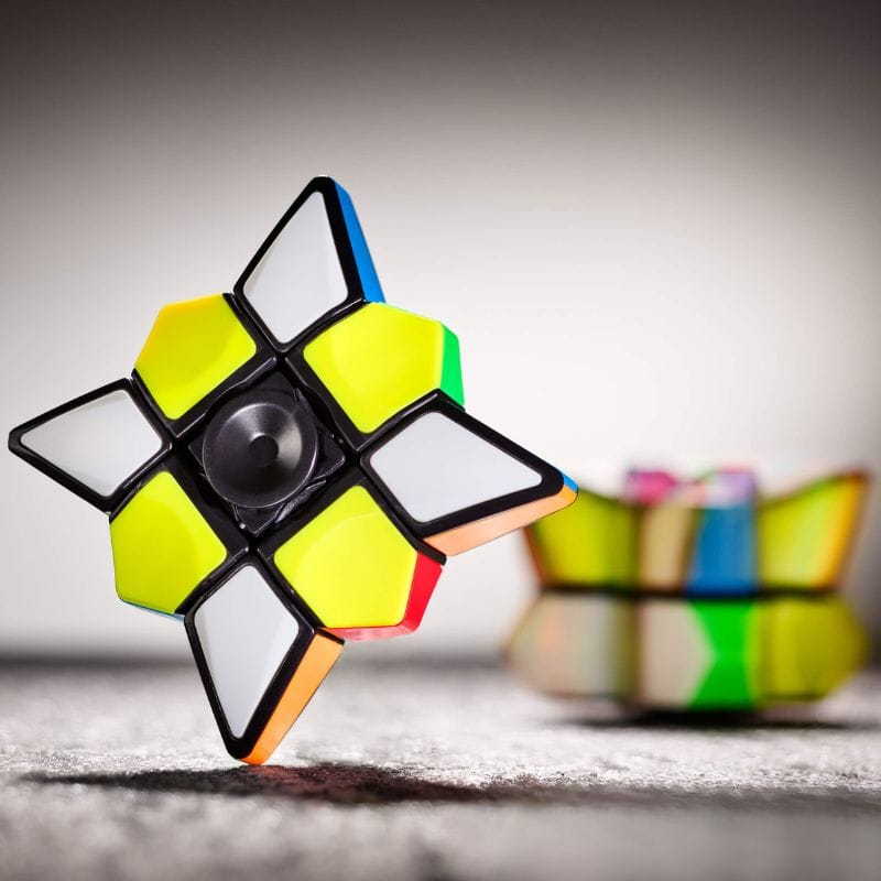 Puzzle di Rubik a forma di stella con colori vivaci, perfetto come oggetto decorativo scientifico e giocattolo educativo.