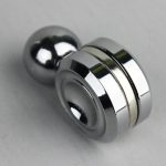 Palla e magnete scientifico in acciaio lucido, oggetti decorativi e didattici per appassionati di scienza e fisica. Perfetti per decorazioni e studi scientifici.