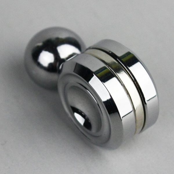 Palla e magnete scientifico in acciaio lucido, oggetti decorativi e didattici per appassionati di scienza e fisica. Perfetti per decorazioni e studi scientifici.