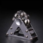 Pallina di metallo in movimento su dispositivo di equilibrio scientifico, oggetto decorativo e didattico.