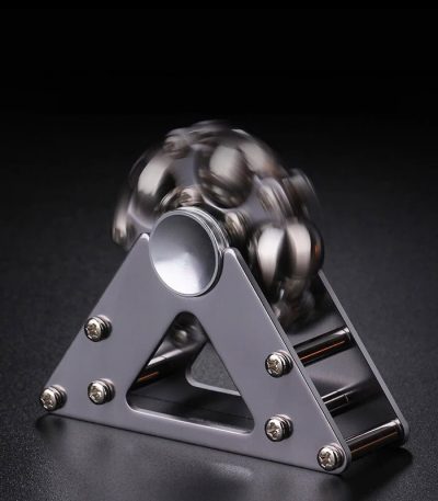Pallina di metallo in movimento su dispositivo di equilibrio scientifico, oggetto decorativo e didattico.