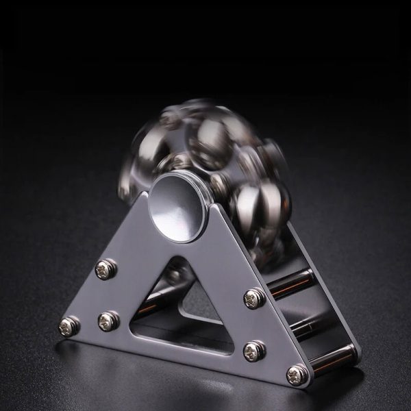 Pallina di metallo in movimento su dispositivo di equilibrio scientifico, oggetto decorativo e didattico.