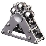 Palle vibranti di Newton in acciaio lucido, perfette per dimostrazioni scientifiche e decorazioni a tema scientifico, con struttura in metallo e sfere di alta qualità.