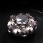 Palla antistress in metallo con sfere mobili, oggetto decorativo scientifico, ideale per rilassarsi e decorare ambienti moderni.