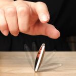 Piatto magnetico con effetto levitazione che sfida la gravità, ideale come decorazione scientifica innovativa e affascinante.